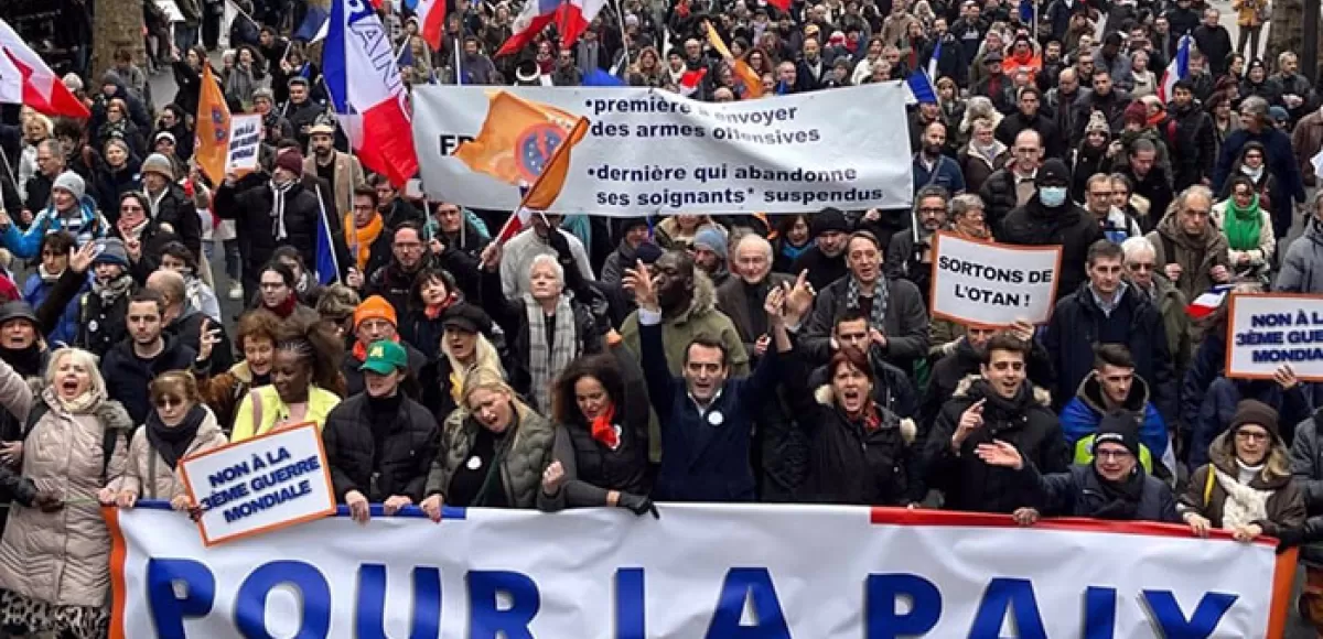 Macron se pinta la cara