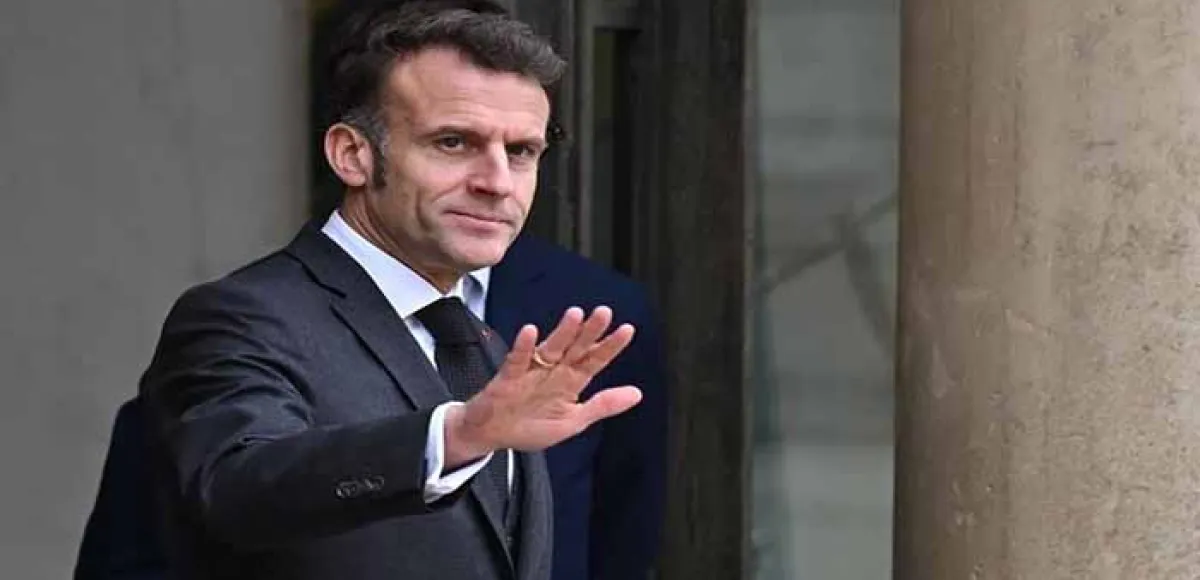 Macron se pinta la cara y se rinde enseguida