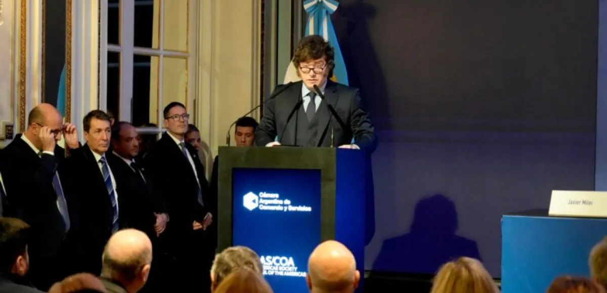 Milei desafió a los empresarios en el Alvear, que lo dejaron sin aplausos y evidenciaron el cambio total de clima